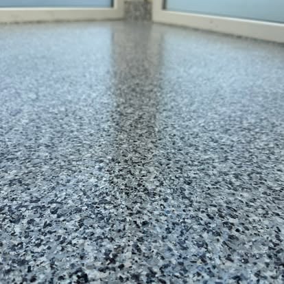 Zbliżenie na wypolerowaną posadzkę z czarno-białym kruszywem